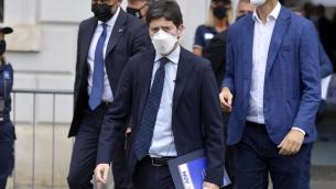 Vaccino Covid, Speranza: "Lavorare su aumento vaccinazioni e terze dosi"