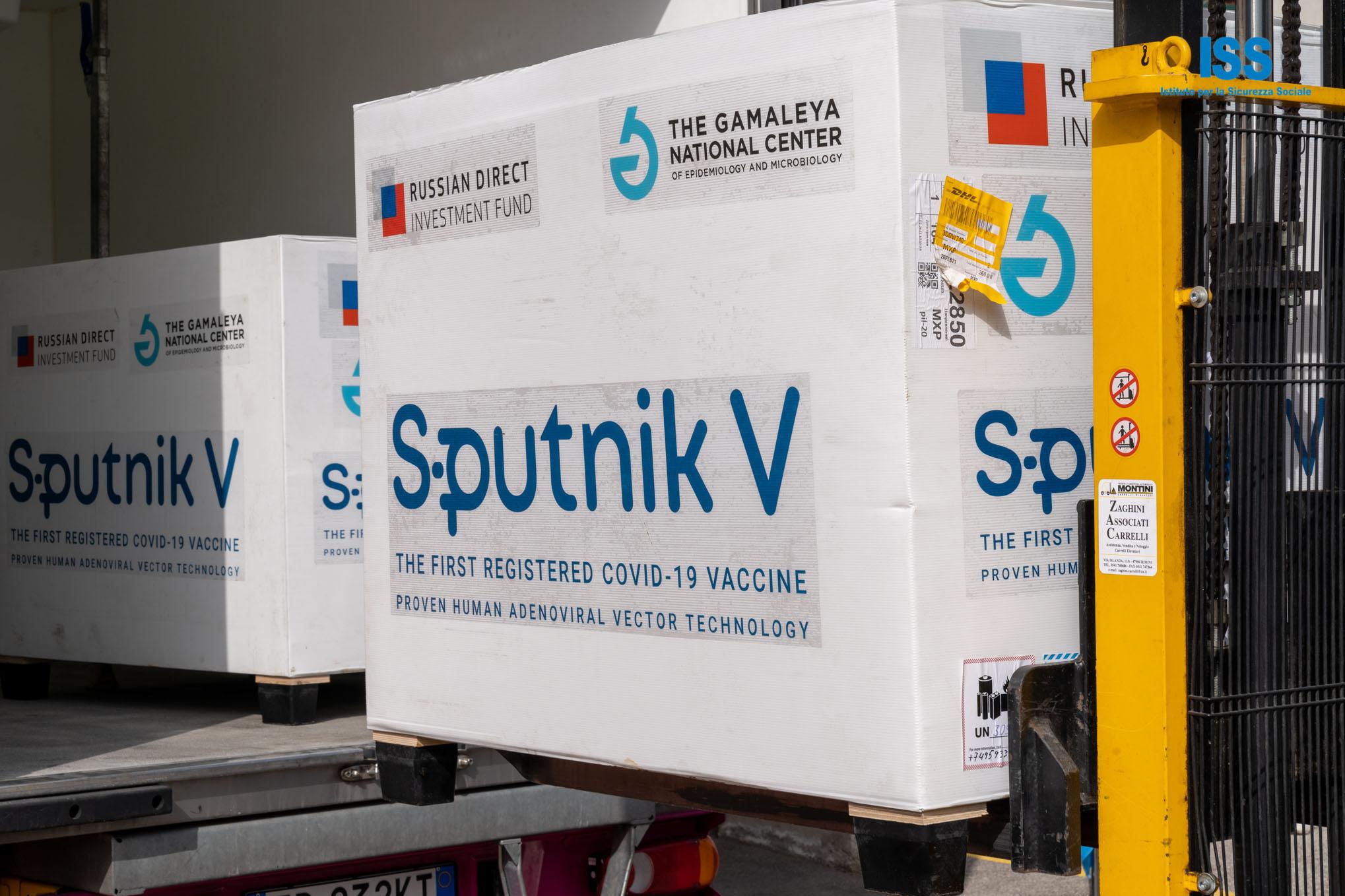 Vaccino Covid Sputnik, Berlusconi e Salvini 'tifano' russo