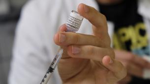 Vaccino Covid, terza dose "non scontata per giovani sani"