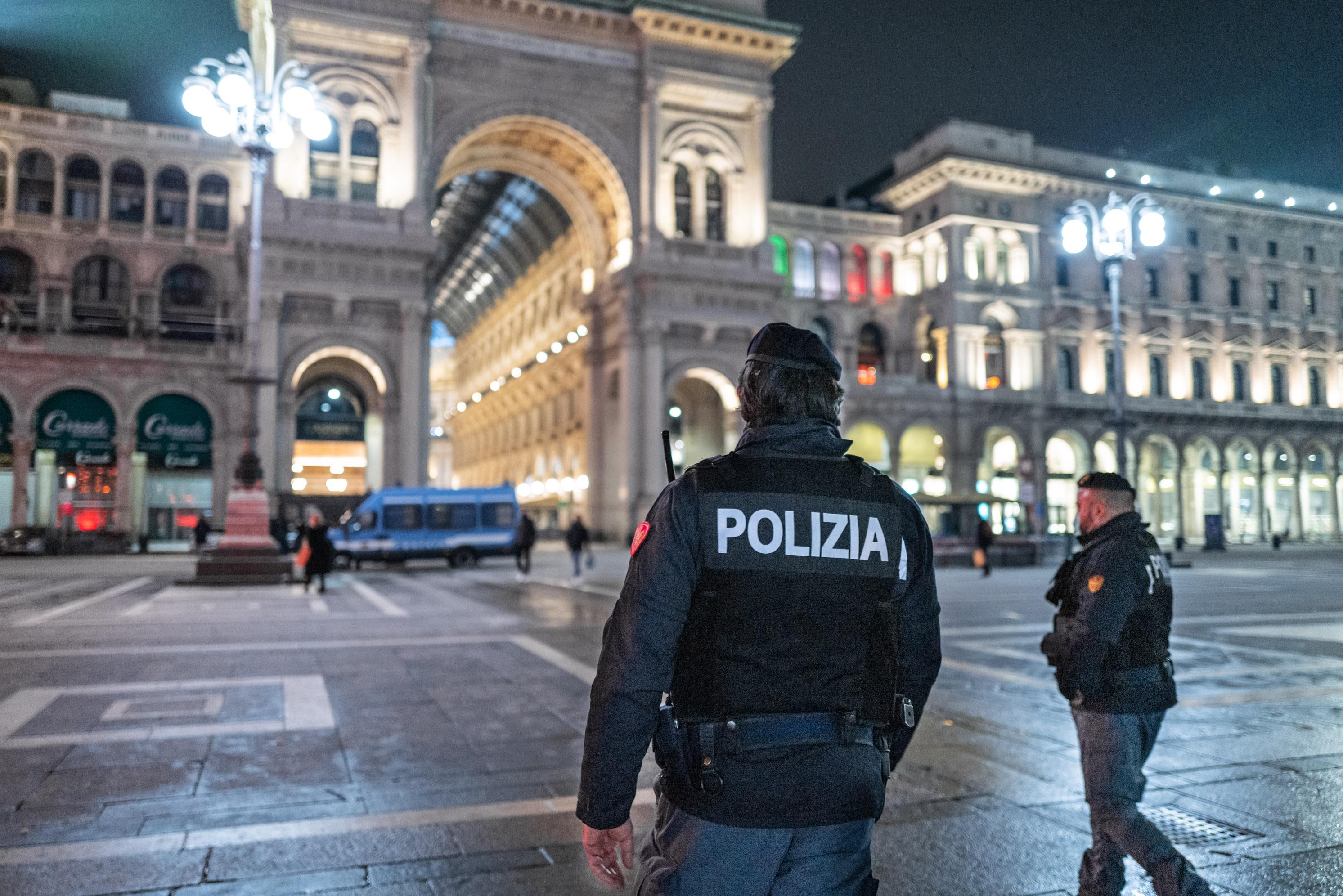 Vaccino forze dell'ordine, obbligo da domani: a chi si defila via arma e multe