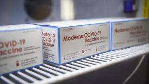 Vaccino Moderna, "anticorpi a 6 mesi da seconda dose"