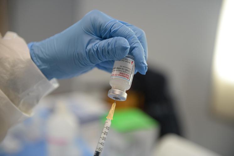 Vaccino Moderna sospeso in Svezia e Danimarca tra i giovani