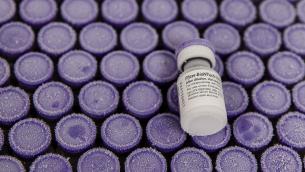 Vaccino Pfizer, accordo Ue su 10 milioni di dosi