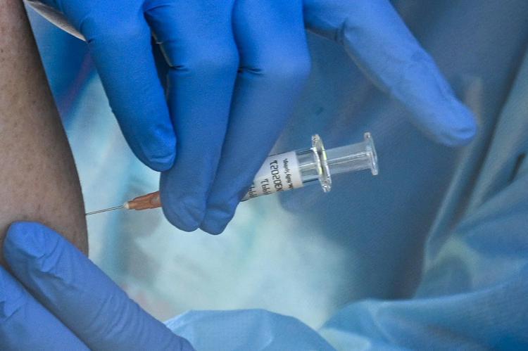 Vaccino Toscana, boom prenotazioni 65 - 69 anni