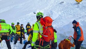 Valanga su Dolomiti a Cortina, tre scialpinisti travolti dalla neve: morta una donna