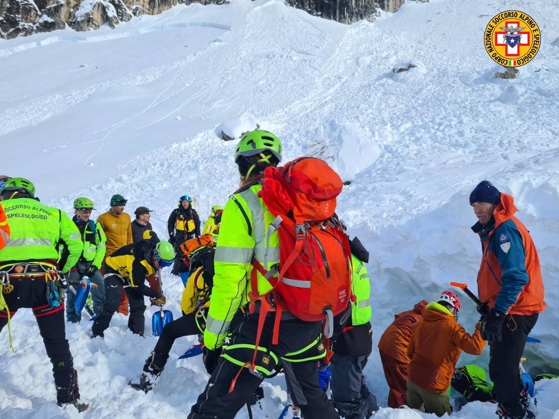 Valanga su Dolomiti a Cortina, tre scialpinisti travolti dalla neve: morta una donna