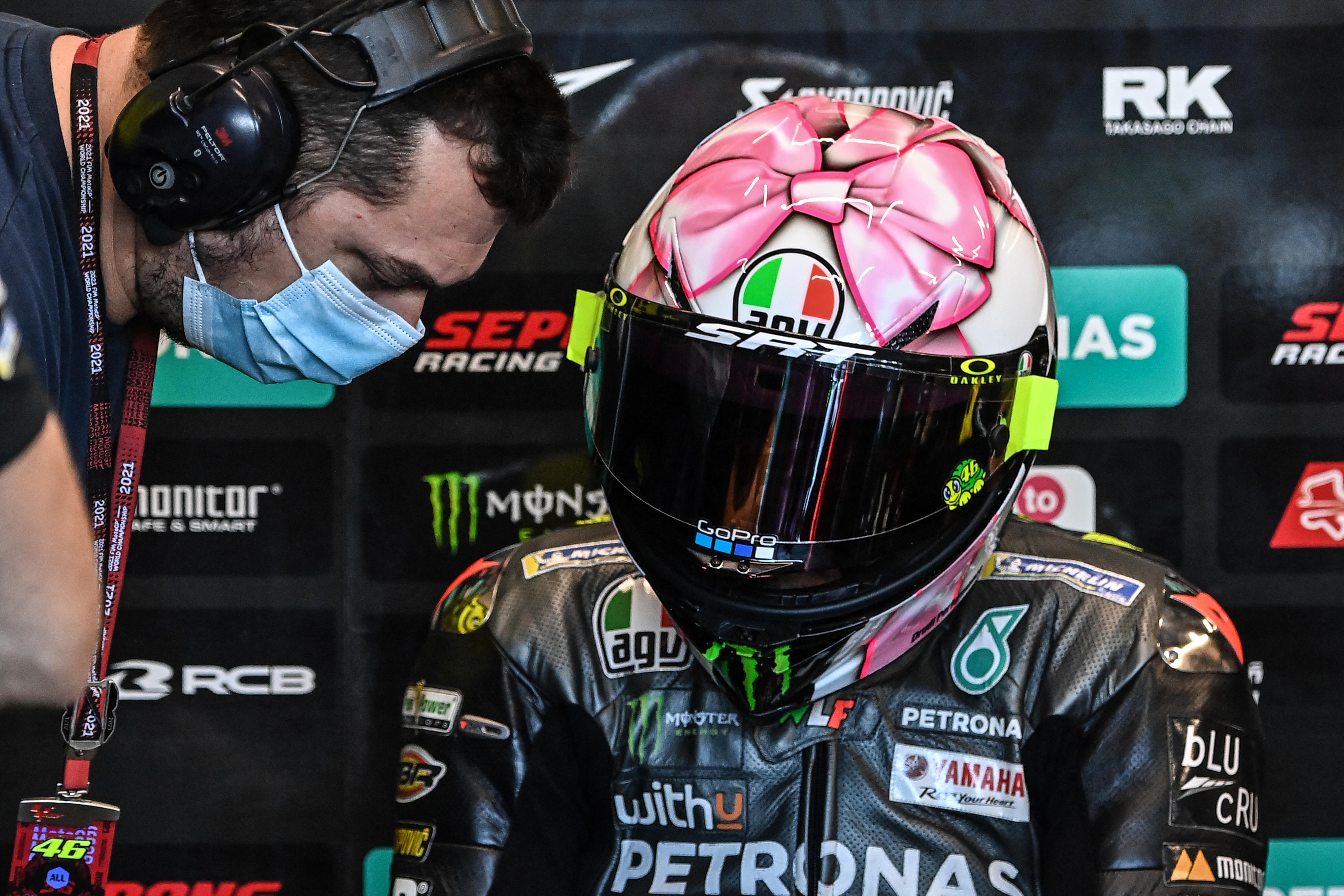 Valentino Rossi, fiocco rosa sul casco per la figlia in arrivo