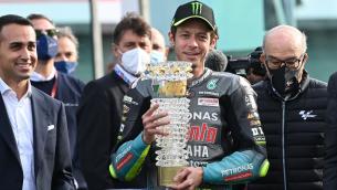 Valentino Rossi, MotoGp lo celebra: "Eroe e icona"