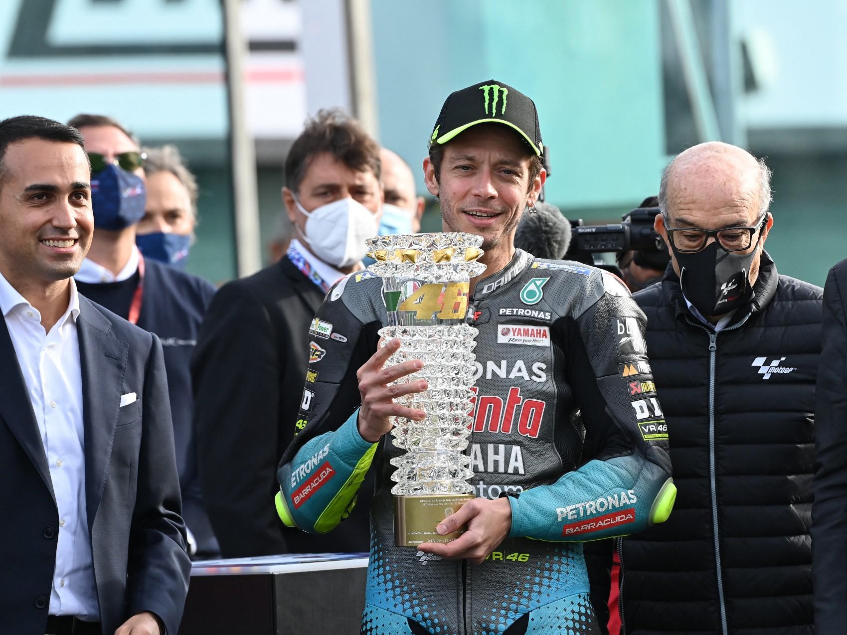 Valentino Rossi, MotoGp lo celebra: "Eroe e icona"