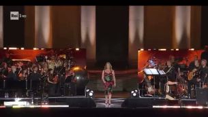 Vanessa Incontrada ospite di Gigi D'Alessio, l'omaggio del pubblico - Video