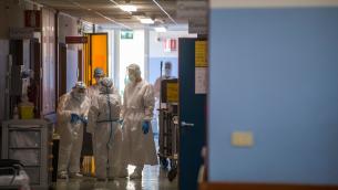Variante Delta, Pregliasco: "Raro ammalarsi gravemente con due dosi vaccino"