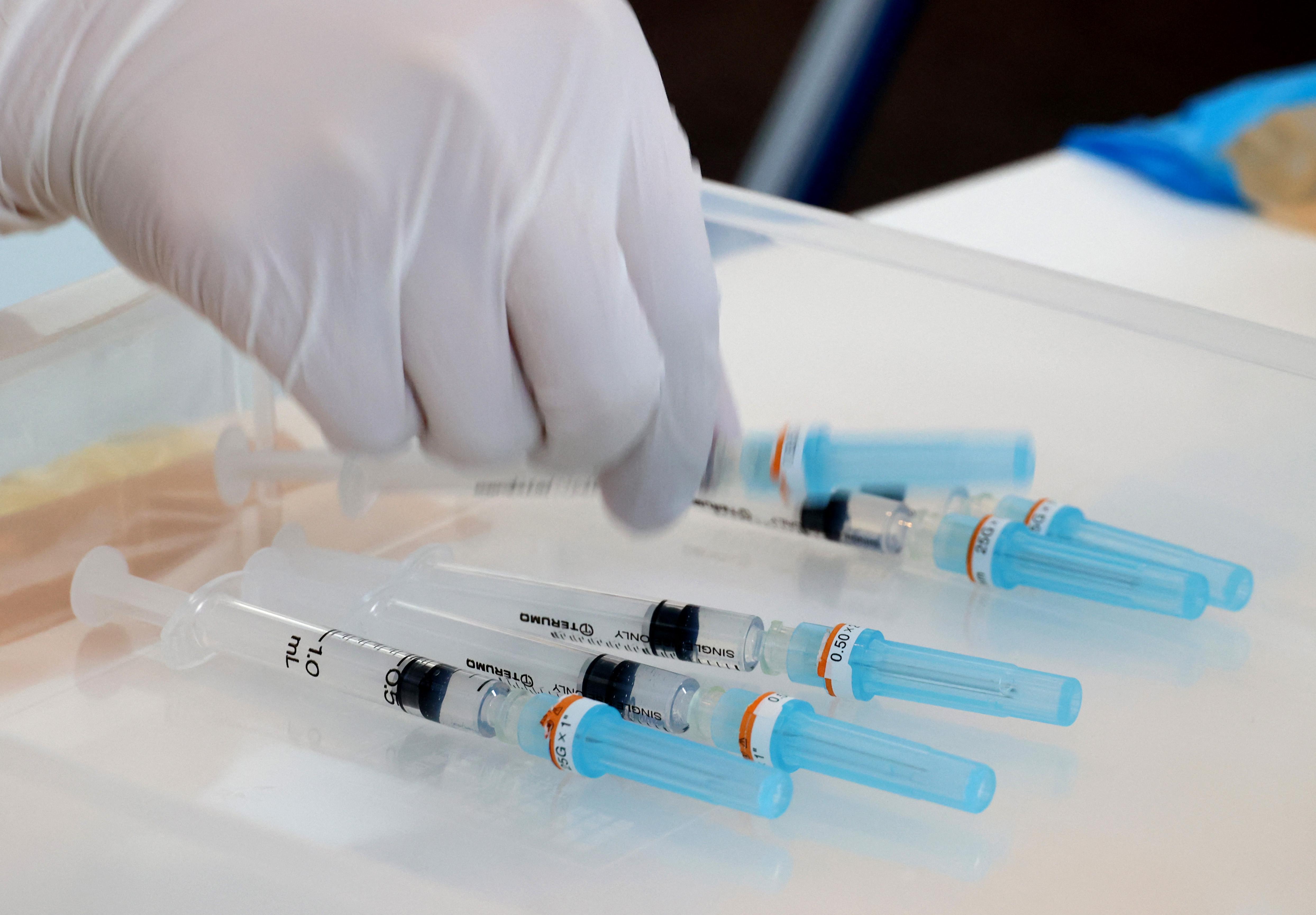 Variante Delta, Rezza: "Una dose vaccino non protegge"
