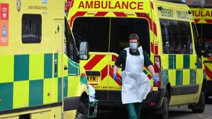 Variante Omicron, 104 ricoveri e 12 morti: il bollettino Gb