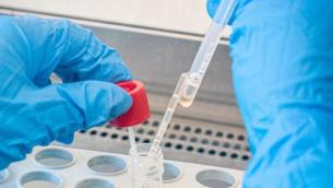 Variante Omicron 3 volte più contagiosa di Delta: quanto dura infezione