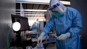 Variante Omicron, "è al 100%: ha sopraffatto Delta"