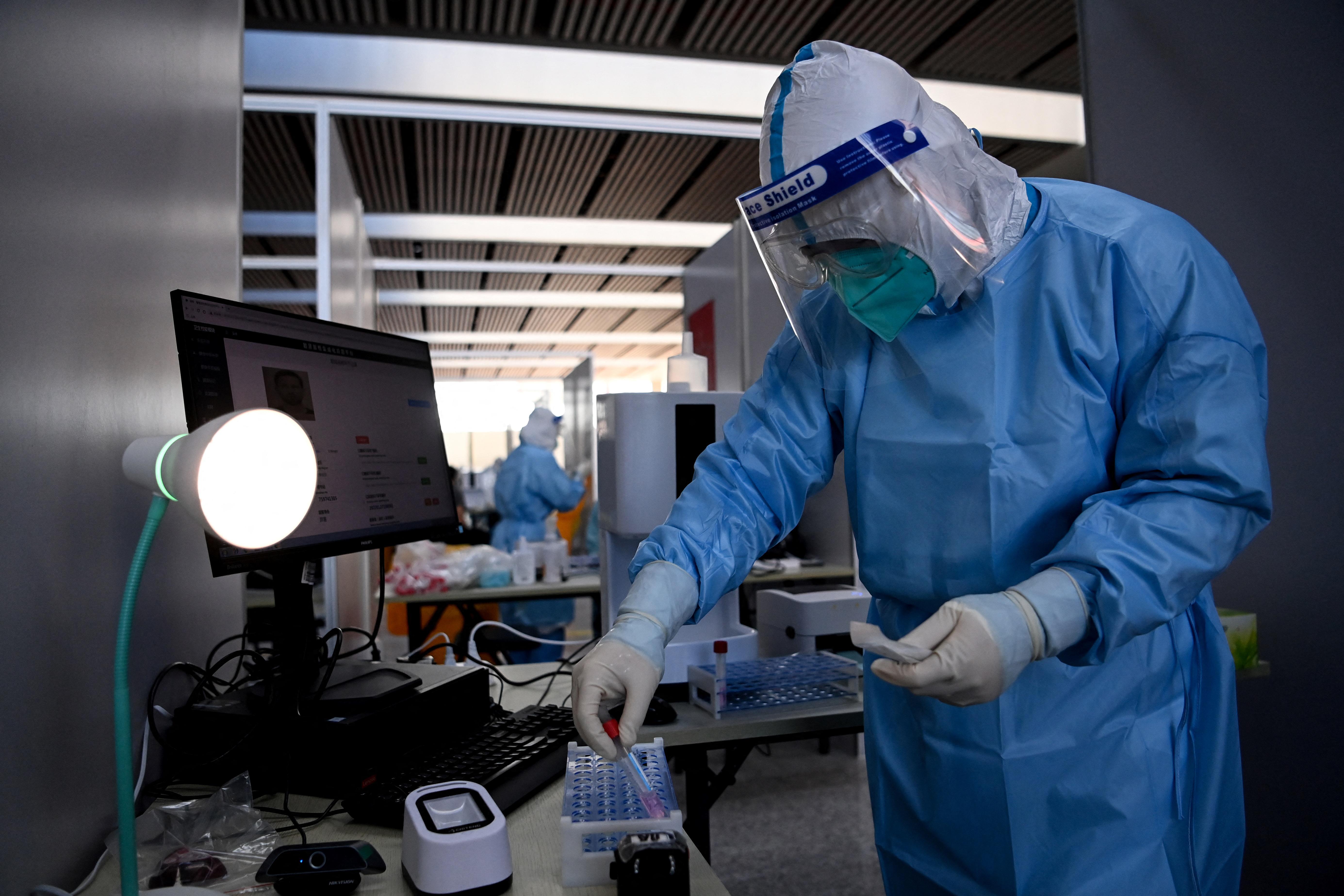 Variante Omicron, "è al 100%: ha sopraffatto Delta"
