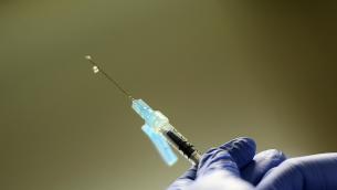 Variante Omicron e vaccino, terza dose blinda gli over 50