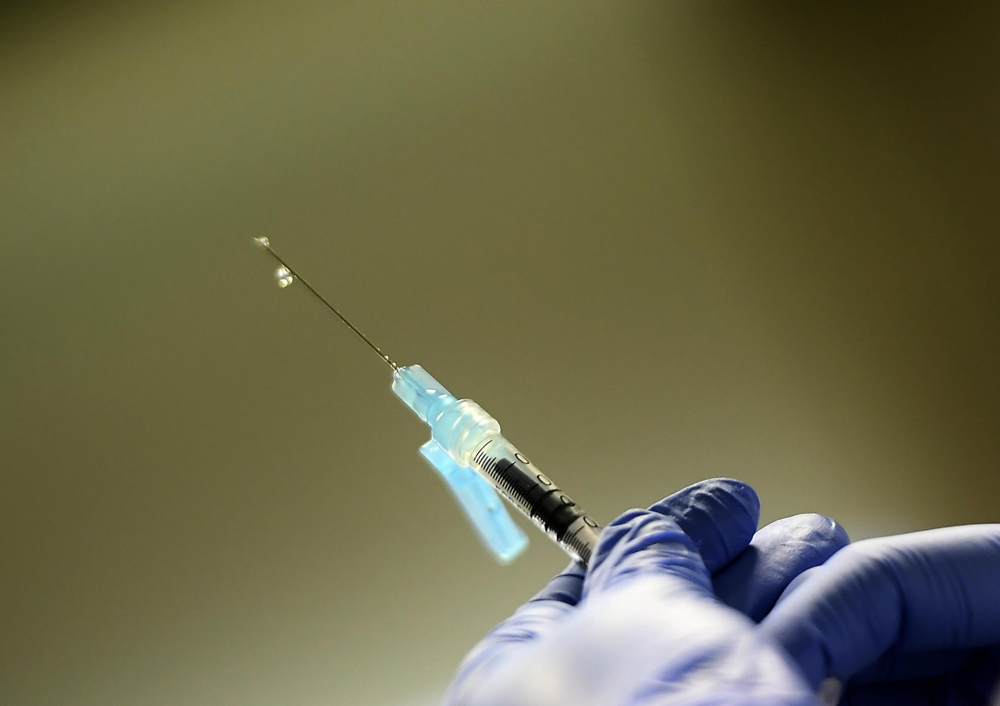 Variante Omicron e vaccino, terza dose blinda gli over 50