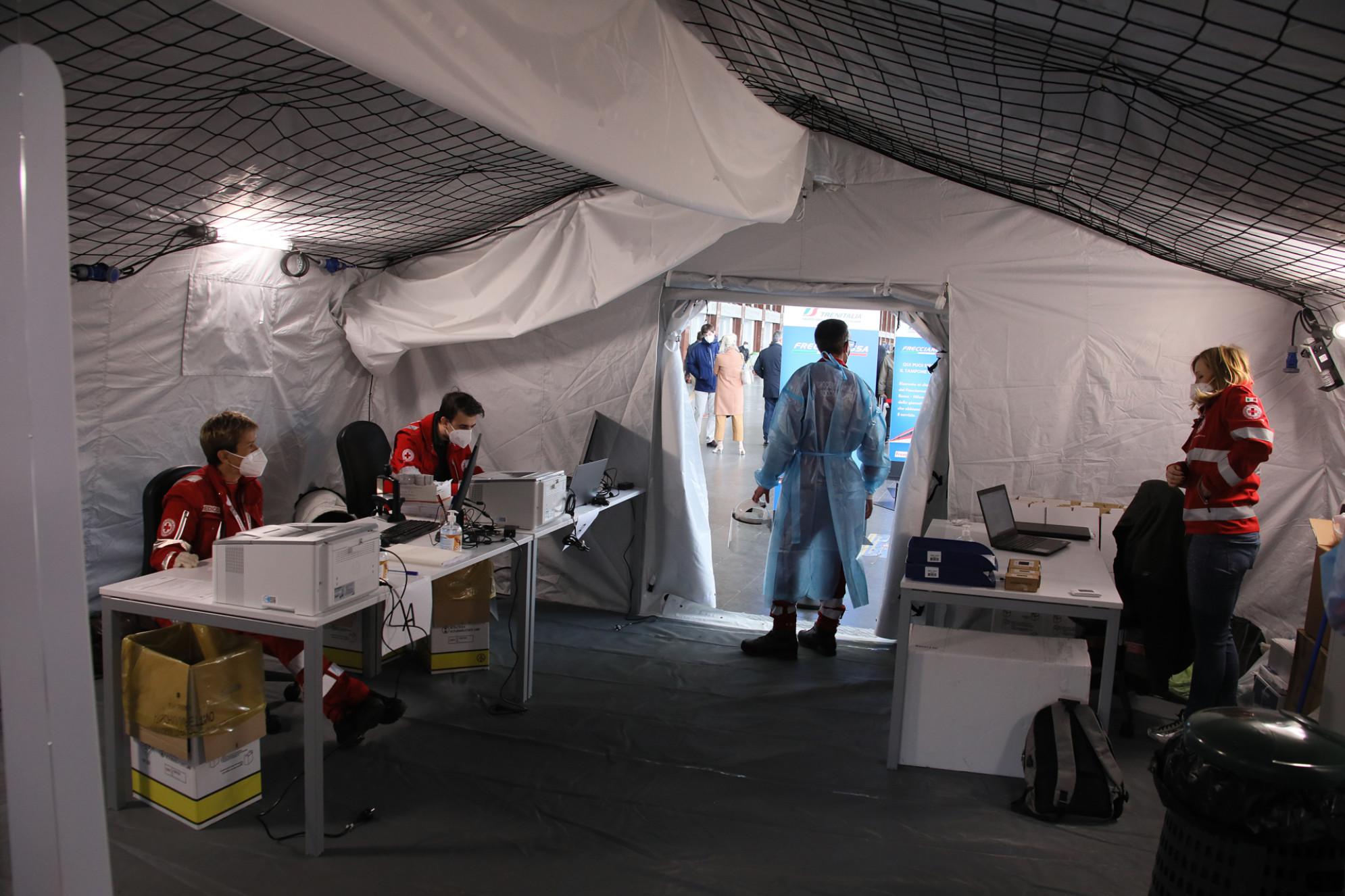 Variante Omicron Italia, sintomi e vaccini: cosa sappiamo