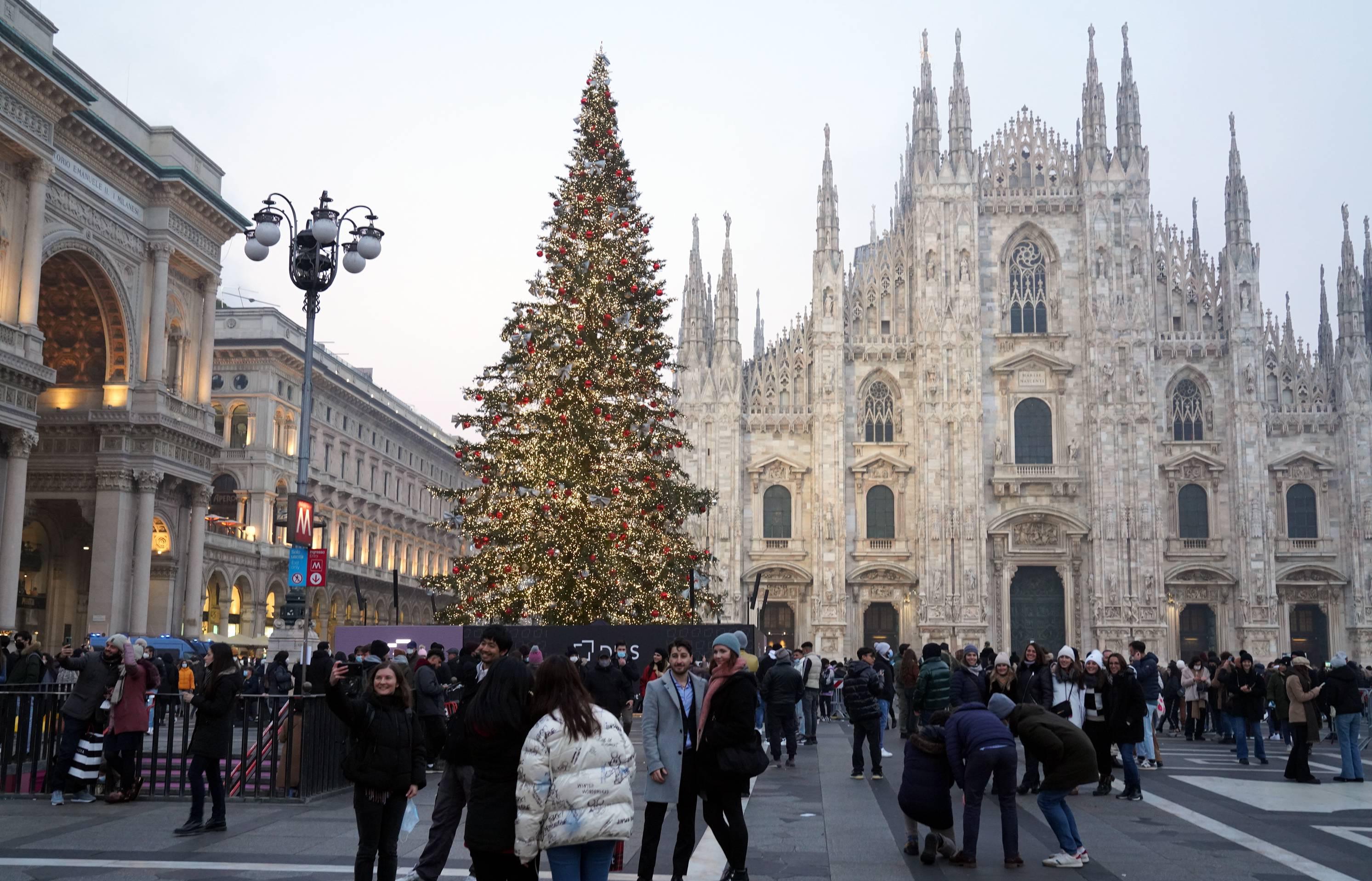 Variante Omicron Italia, tamponi vaccinati e mascherine: ipotesi regole