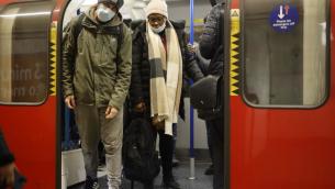 Variante Omicron spaventa Europa: da Gb a Germania, scattano misure