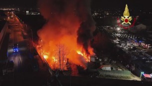 Vasto incendio a Firenze, le fiamme e lo spegnimento: le immagini - Video