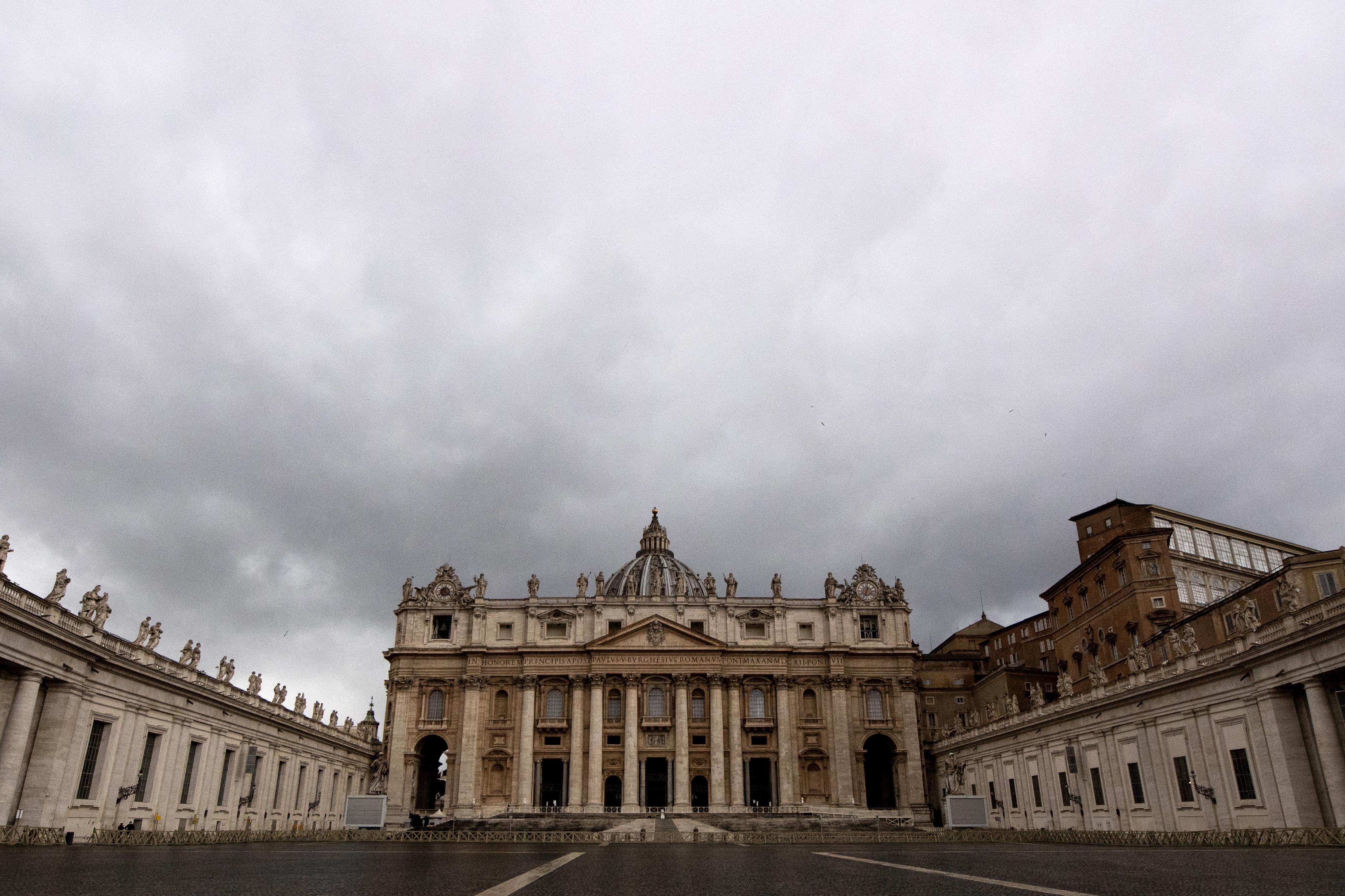 Vaticano, il Papa taglia lo stipendio ai cardinali