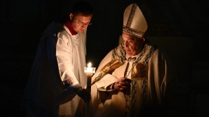 Veglia di Pasqua, il Papa: "Non lasciamoci imprigionare dai macigni della morte"