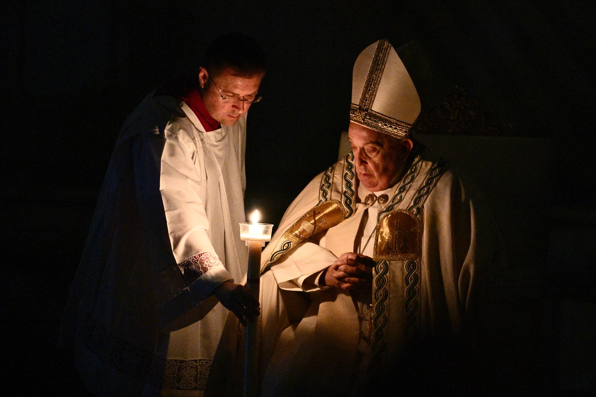 Veglia di Pasqua, il Papa: "Non lasciamoci imprigionare dai macigni della morte"