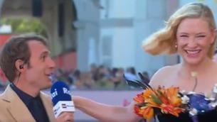 Venezia 2022, il giornalista travolto da Cate Blanchett diventa eroe sui social