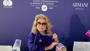 Venezia 79, Catherine Deneuve con la bandiera dell'Ucraina