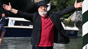 Venezia 81, il giorno di Gianni Amelio: primo italiano in concorso con ‘Campo di battaglia’