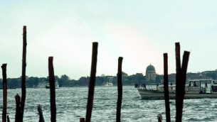 Venezia, barca centra una briccola in laguna: morta una donna