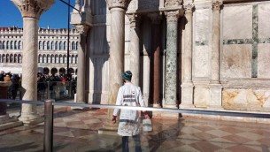 Venezia, blitz degli attivisti del clima contro la Basilica di San Marco