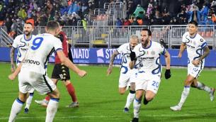 Venezia-Inter 0-2, nerazzurri tallonano Milan e Napoli