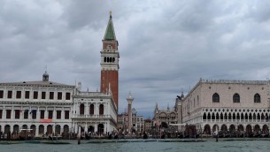 Venezia, pezzi di cemento cadono dal campanile di San Marco: avviati accertamenti
