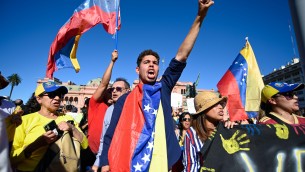 Venezuela, tensione per insediamento Maduro: chiuso confine con la Colombia