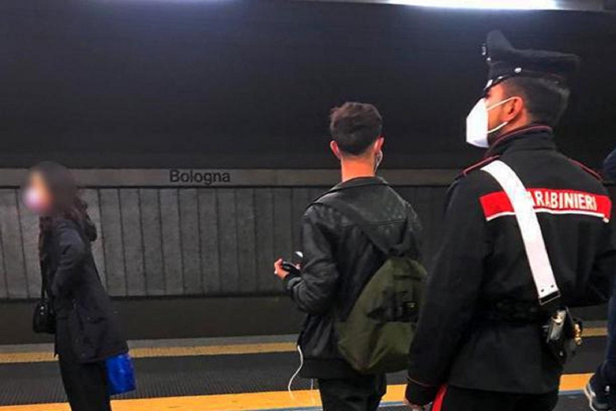 "Vi dovrebbero fucilare", insulti a carabinieri che chiedono green pass