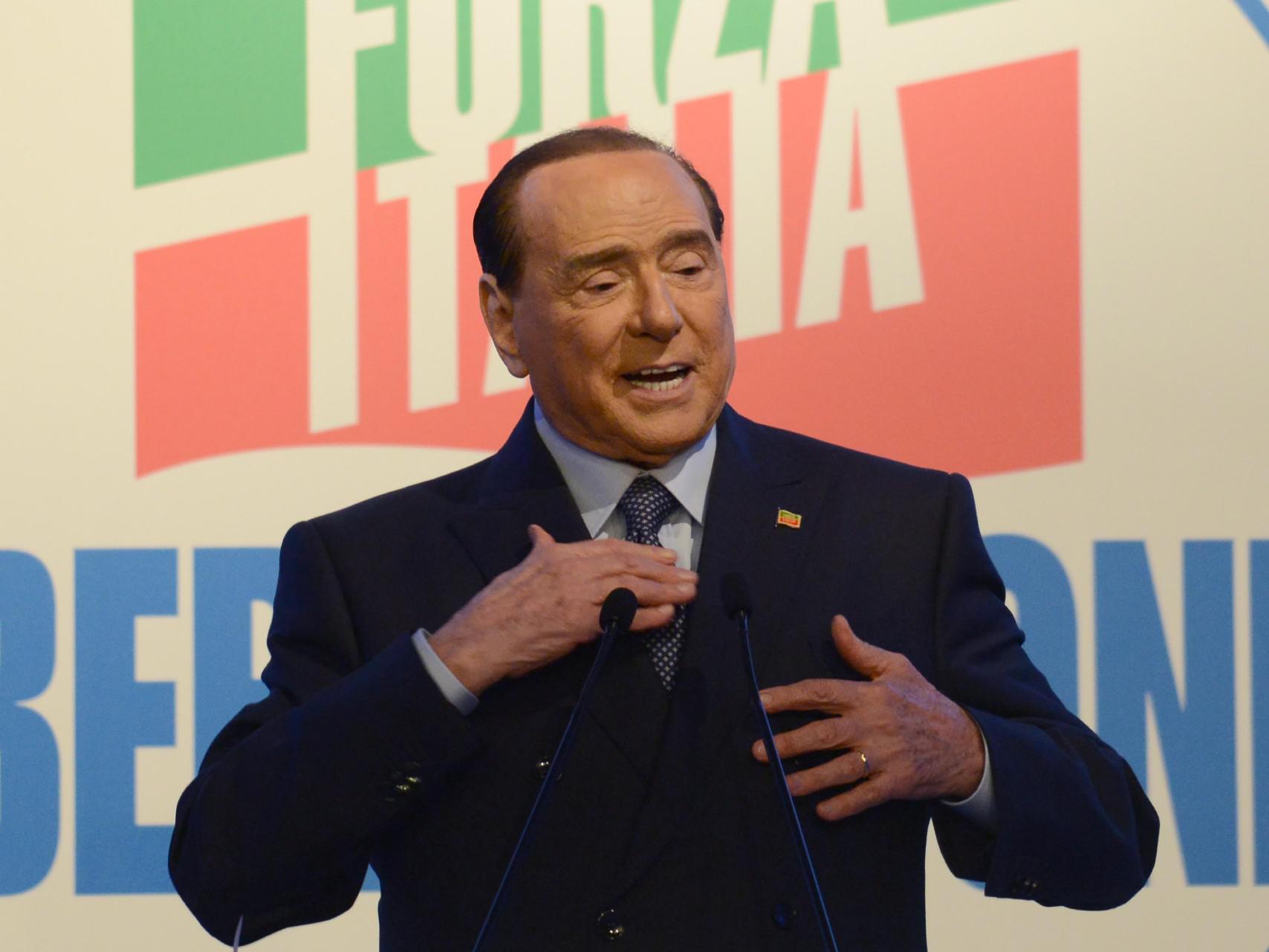 Via Mattarella con presidenzialismo, bufera su Berlusconi