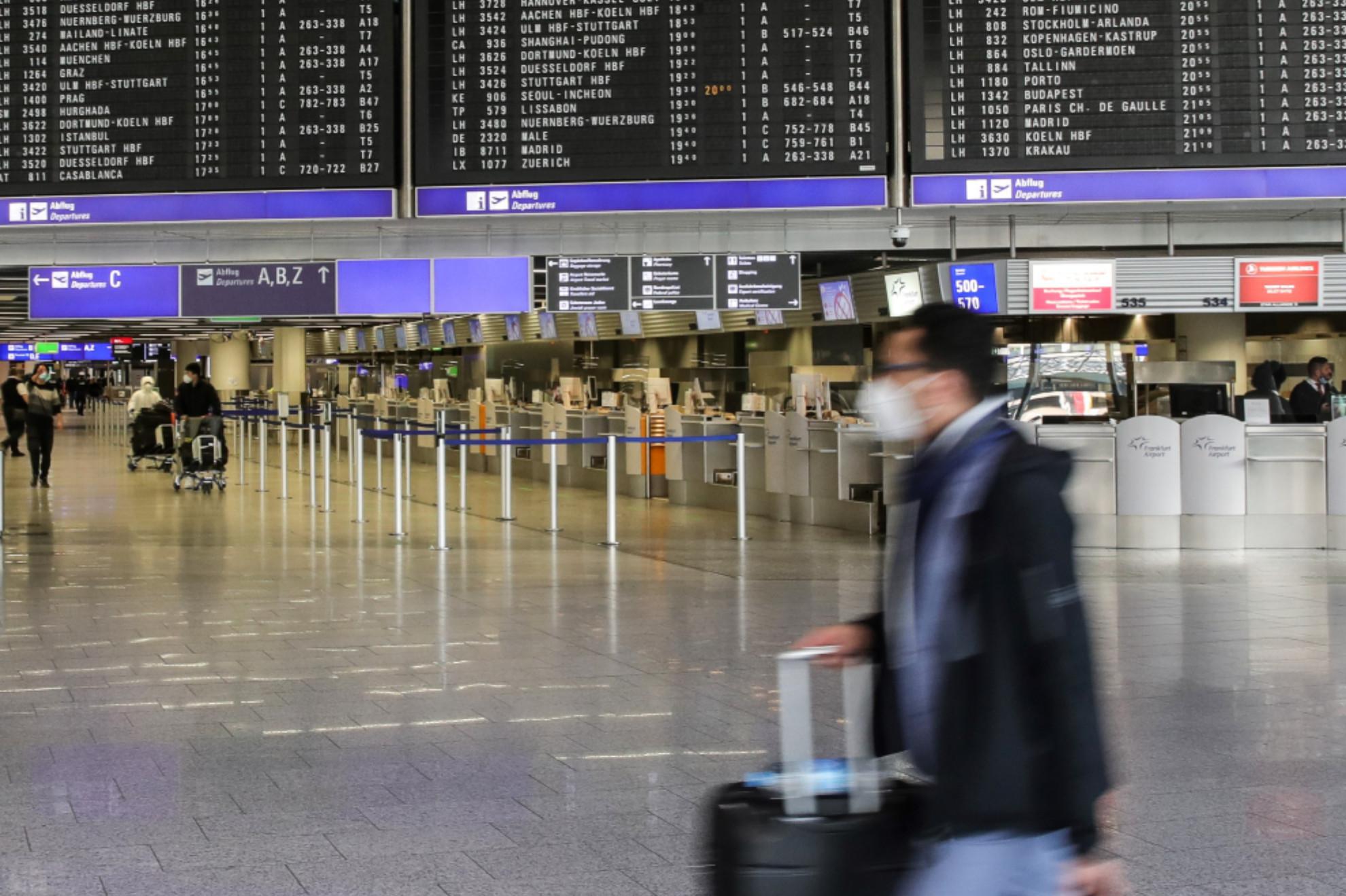 Viaggi all'estero, ipotesi stretta per tutto aprile