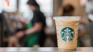 "Vietate decorazioni Pride", maxi-sciopero dipendenti Starbucks negli Usa