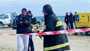 Vigile fuoco lascia rosa su luogo ritrovamento bimbo