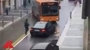 Vigili investiti a Parma, l'autista che ha bloccato col bus l'aggressore: "Era senza scrupoli"