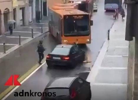Vigili investiti a Parma, l'autista che ha bloccato col bus l'aggressore: "Era senza scrupoli"