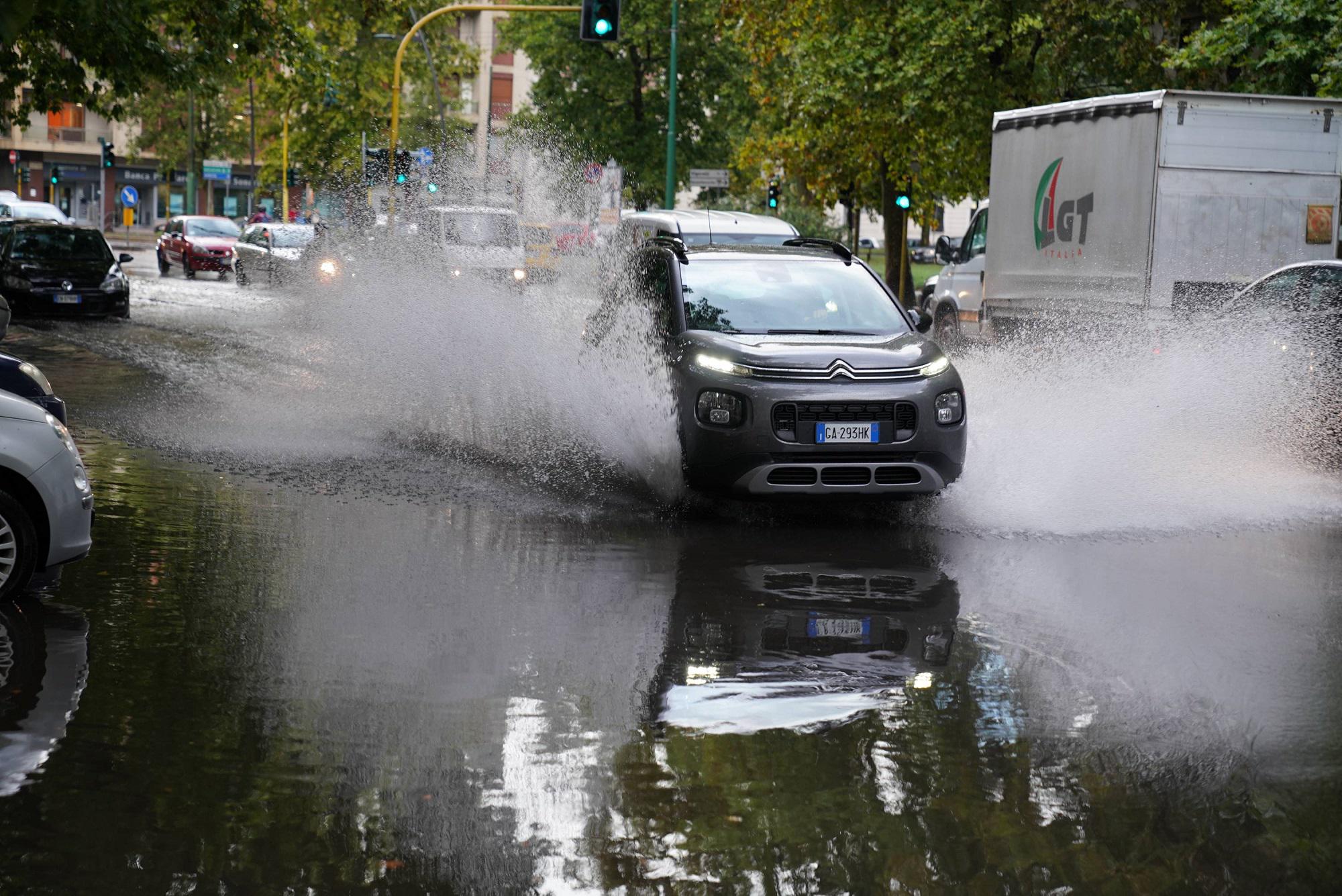 Violento temporale su Milano, allagamenti e alberi caduti