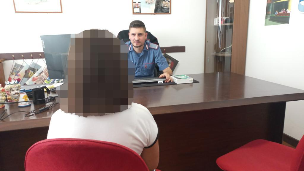 Violenza sessuale su alunne minorenni, arrestato dirigente
