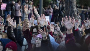 Violenza sulle donne, dall'impiegata alla manager le voci al rientro al lavoro dopo la maxi-mobilitazione
