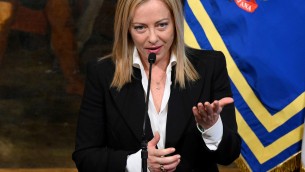 Violenza sulle donne, Meloni: "Società le aiuti a ribellarsi"