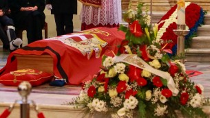 Vittorio Emanuele di Savoia, funerali in Duomo a Torino: il feretro accompagnato dal figlio
