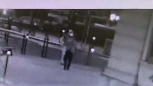 Voghera, in video vittima colpisce Adriatici con un pugno